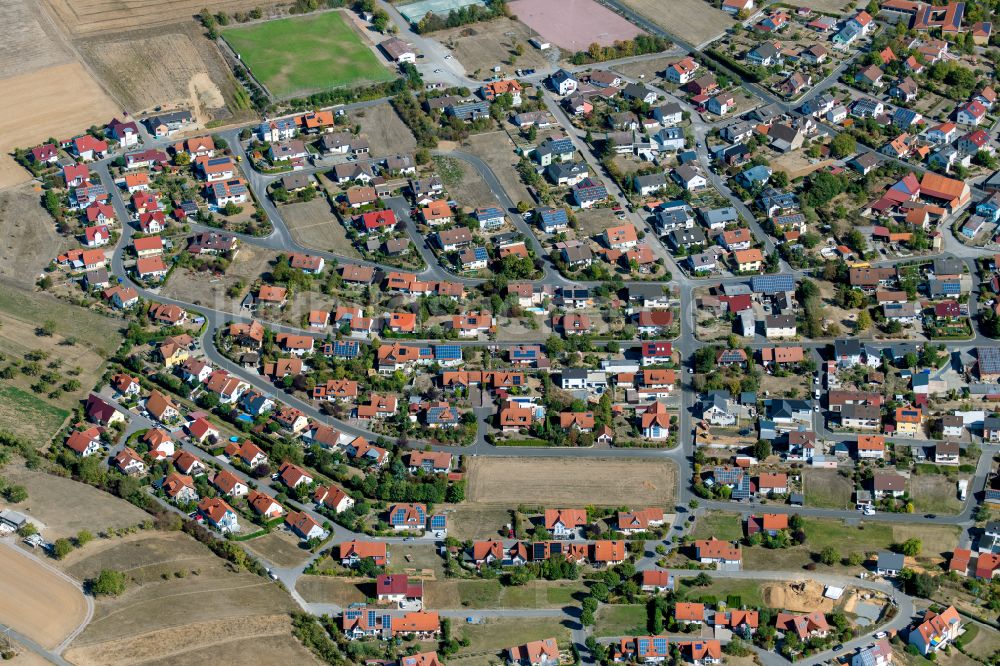 Urspringen von oben - Wohngebiet einer Einfamilienhaus- Siedlung in Urspringen im Bundesland Bayern, Deutschland