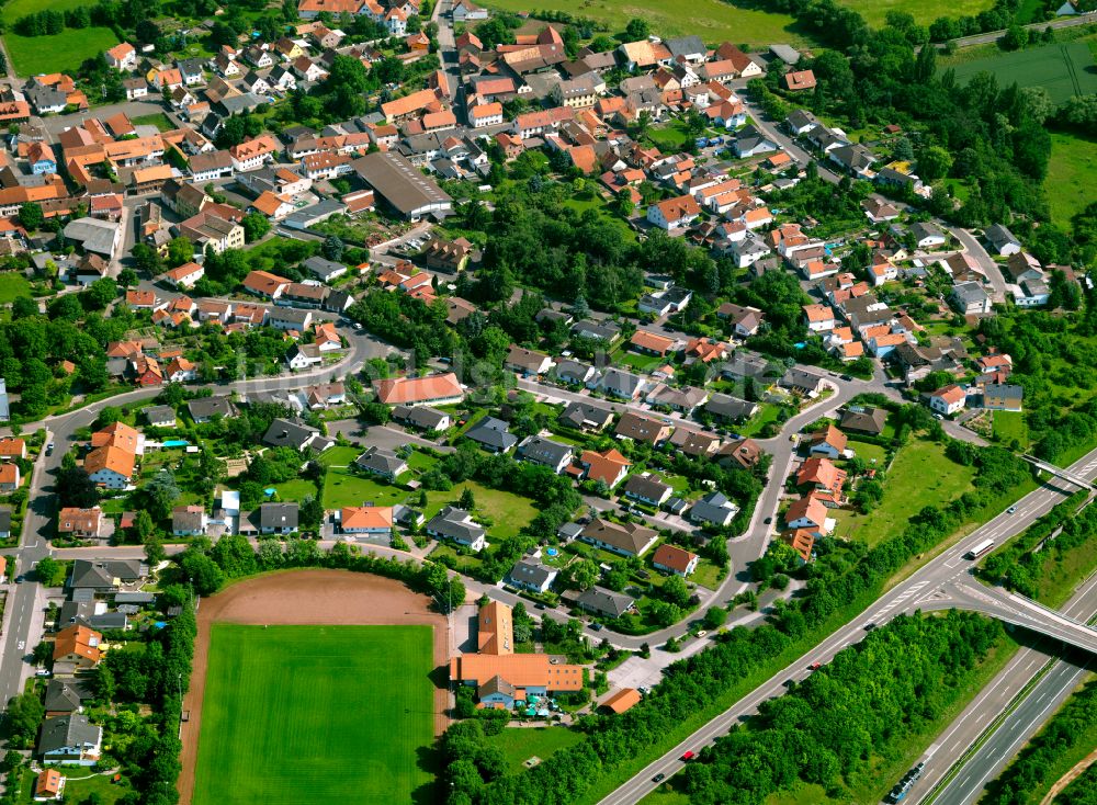 Weierhof von oben - Wohngebiet einer Einfamilienhaus- Siedlung in Weierhof im Bundesland Rheinland-Pfalz, Deutschland