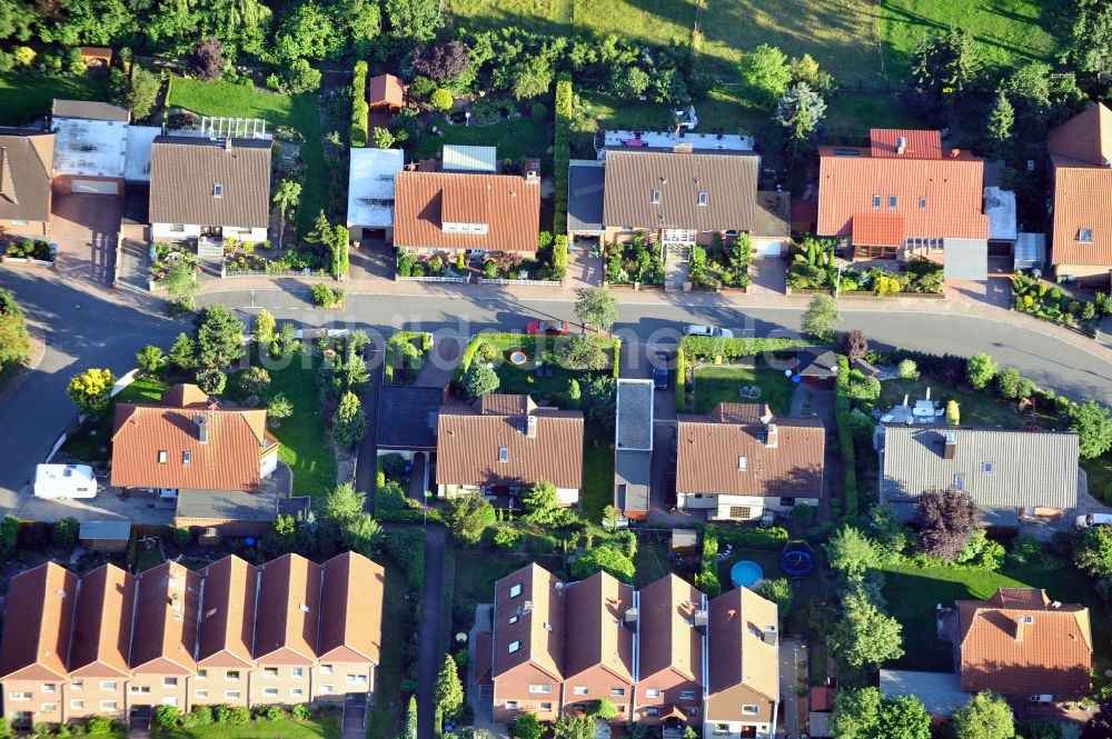 Wolfsburg von oben - Wohngebiet einer Einfamilienhaus- Siedlung in Wolfsburg im Bundesland Niedersachsen, Deutschland