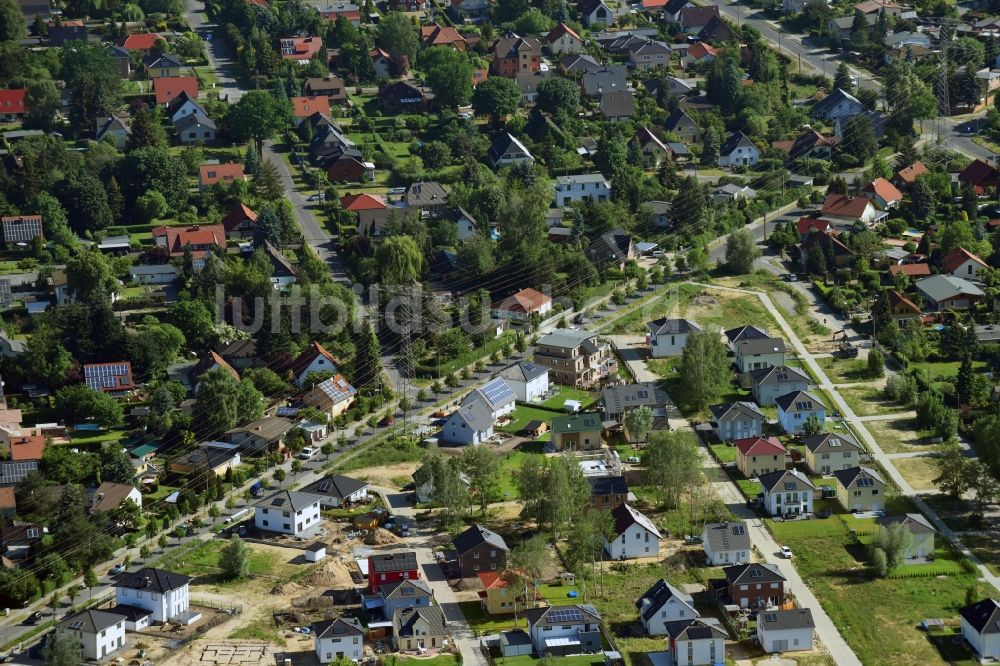 Berlin aus der Vogelperspektive: Wohngebiet einer Einfamilienhaus- Siedlung zwischen Heinrich-Grüber-Straße - Am Kirchendreieck - Kraetkestraße im Ortsteil Marzahn-Hellersdorf in Berlin, Deutschland