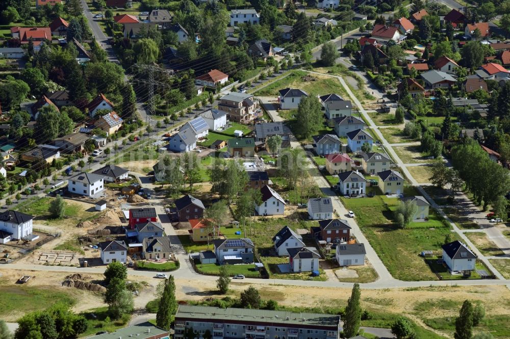 Luftbild Berlin - Wohngebiet einer Einfamilienhaus- Siedlung zwischen Heinrich-Grüber-Straße - Am Kirchendreieck - Kraetkestraße im Ortsteil Marzahn-Hellersdorf in Berlin, Deutschland