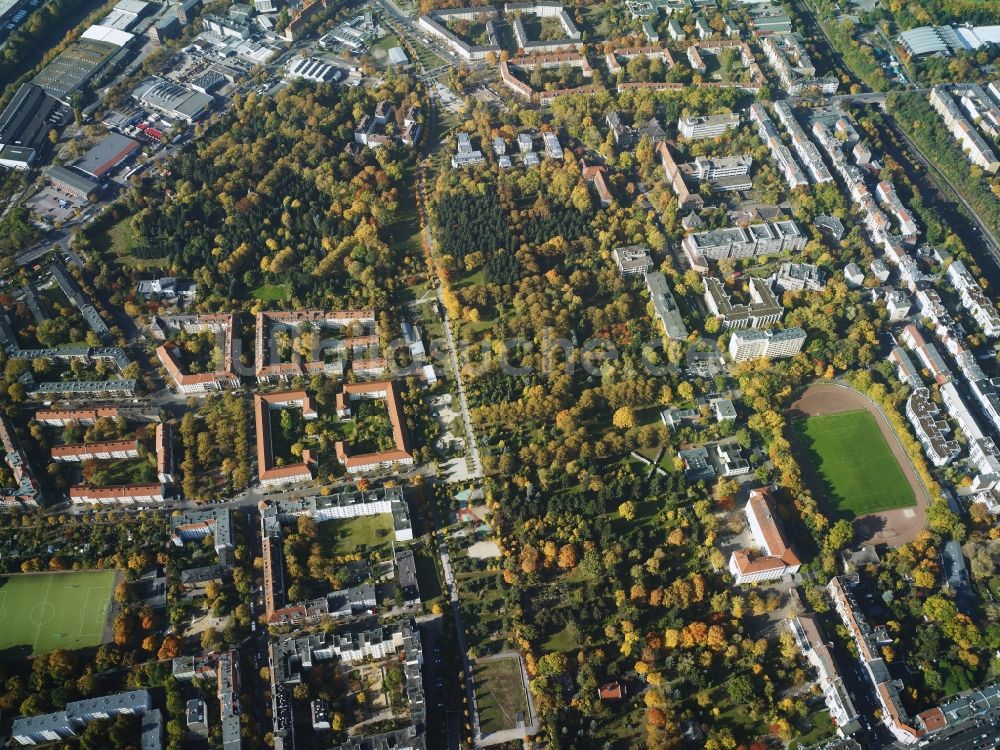 Berlin von oben - Wohngebiet mit Emmauskirchhof am Mariendorfer Weg im Bezirk Neukölln in Berlin