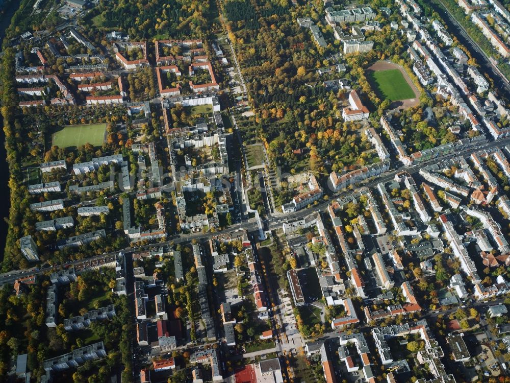 Berlin von oben - Wohngebiet mit Emmauskirchhof am Mariendorfer Weg im Bezirk Neukölln in Berlin