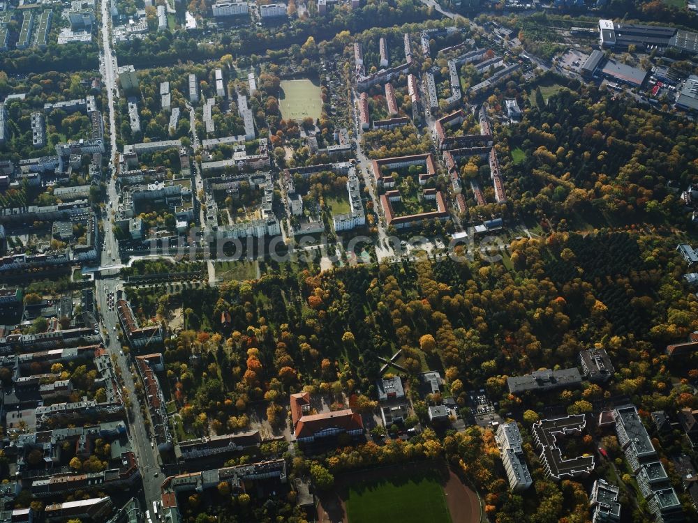 Berlin von oben - Wohngebiet mit Emmauskirchhof am Mariendorfer Weg im Bezirk Neukölln in Berlin