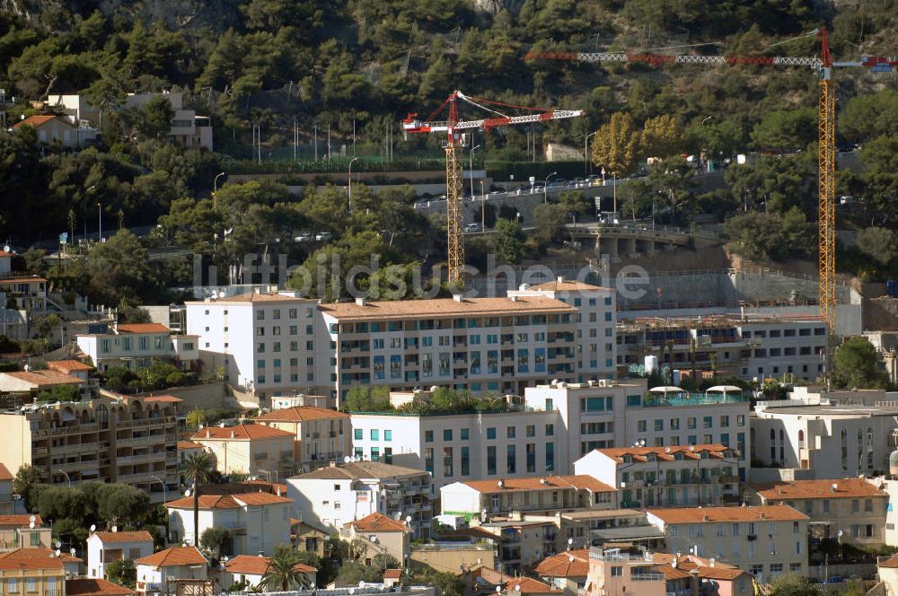 Cap-d' Ail von oben - Wohngebiet entlang der Avenue des Douaniers in Cap-d' Ail und der Stadtteil Fontvieille von Monaco