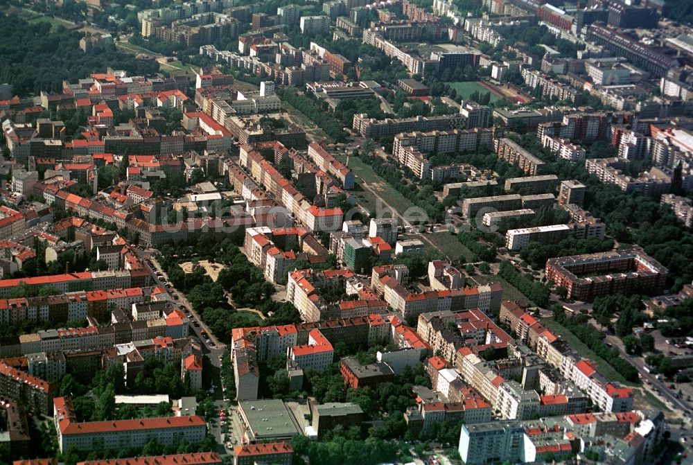 Berlin aus der Vogelperspektive: Wohngebiet entlang der Bernauer-Straße und am Arkona-Platz in Berlin-Mitte in Berlin