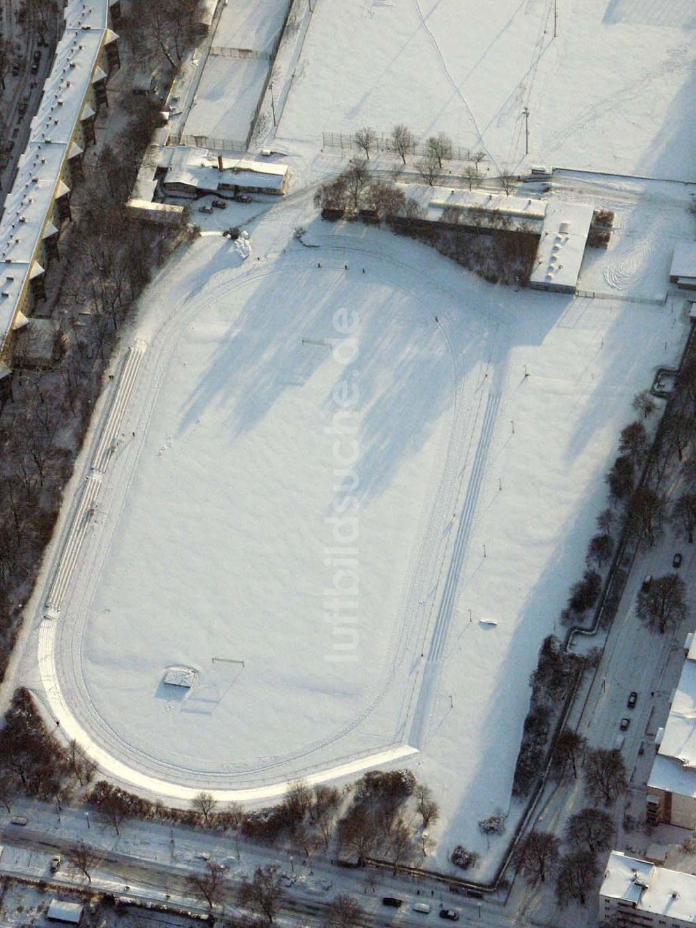 Berlin von oben - Wohngebiet am Erich-Neumann Stadion