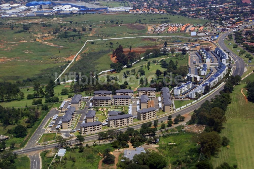 Luftaufnahme Boksburg - Wohngebiet einer exklusiven Mehrfamilienhaussiedlung auf dem Golfgelände der East Rand Pty Mines in Boksburg in Gauteng, Südafrika