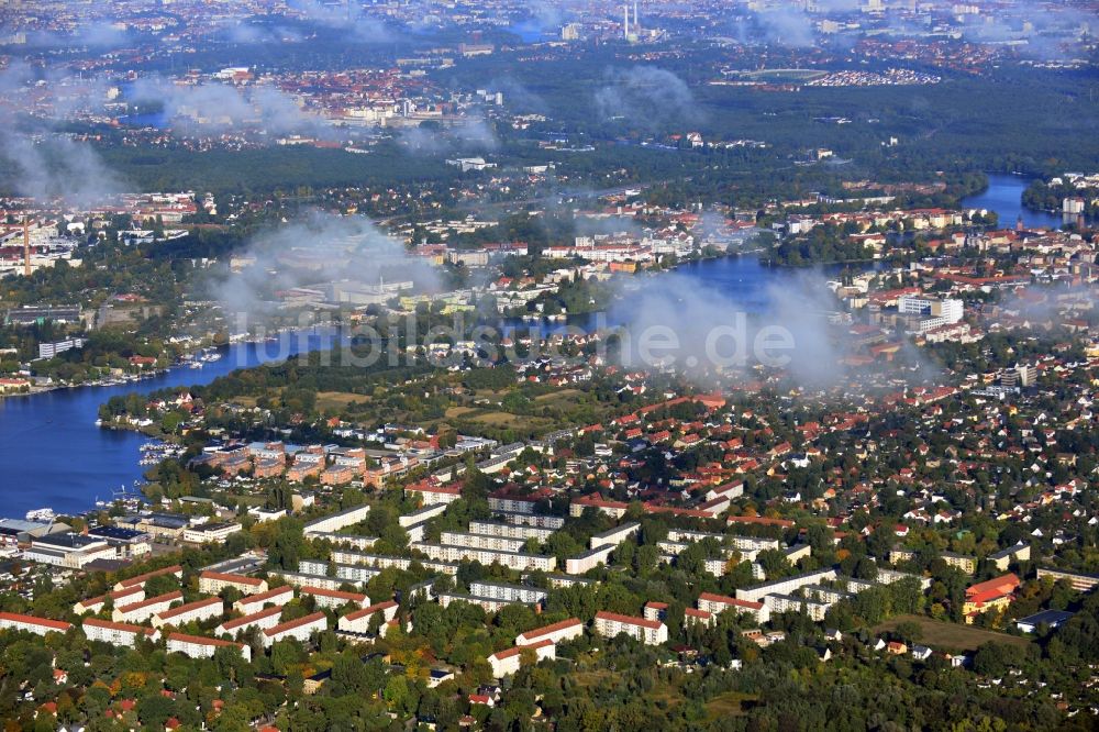 Luftbild Berlin Köpenick - Wohngebiet am Feldblumenweg - Grüne Trift am Stadtrand des Stadtteiles Köpenick in Berlin