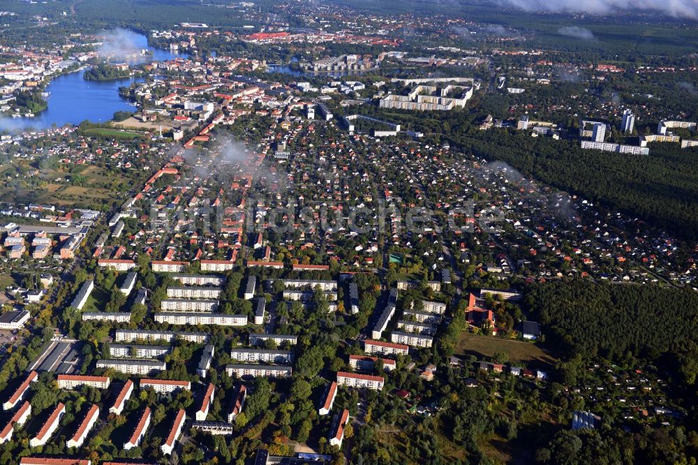 Luftaufnahme Berlin Köpenick - Wohngebiet am Feldblumenweg - Grüne Trift am Stadtrand des Stadtteiles Köpenick in Berlin