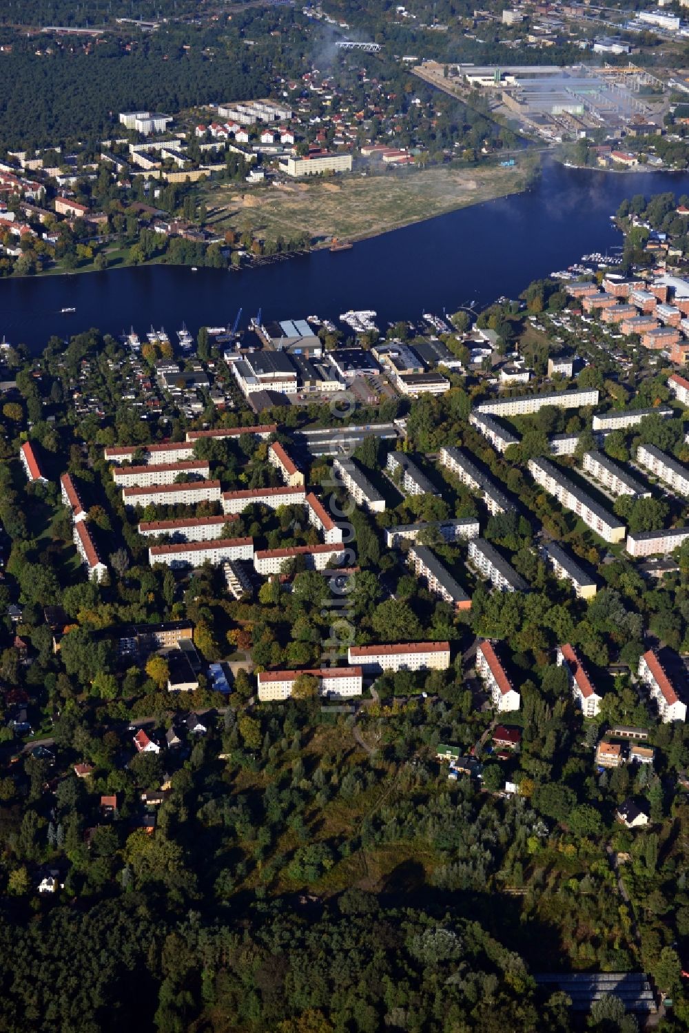 Luftbild Berlin Köpenick - Wohngebiet am Feldblumenweg - Grüne Trift am Stadtrand des Stadtteiles Köpenick in Berlin