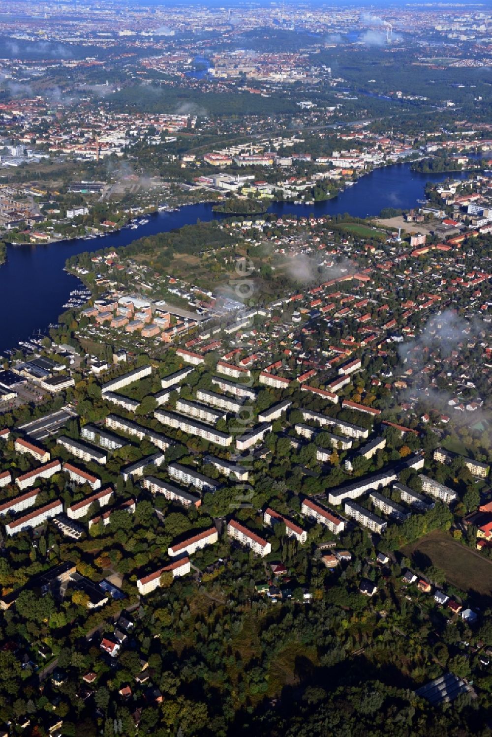 Luftbild Berlin Köpenick - Wohngebiet am Feldblumenweg - Grüne Trift am Stadtrand des Stadtteiles Köpenick in Berlin