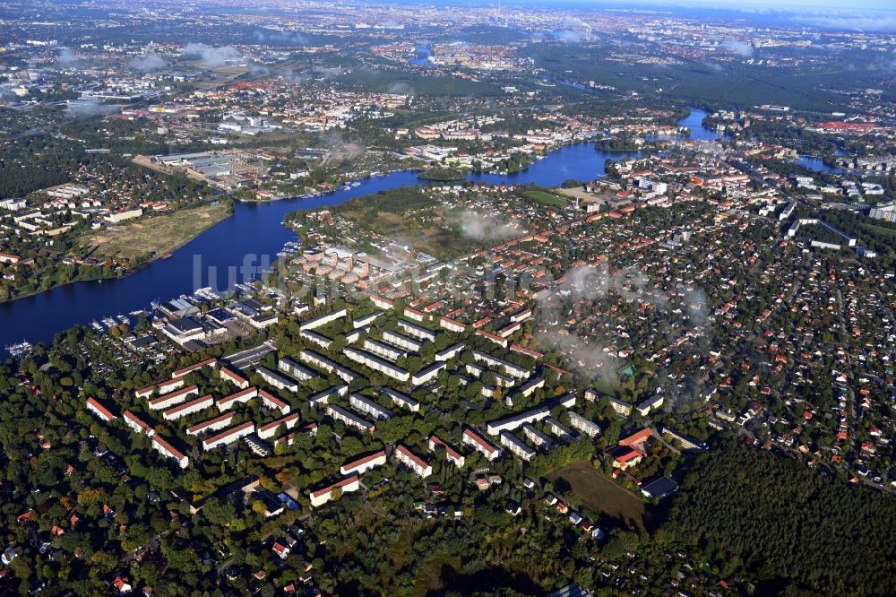 Luftaufnahme Berlin Köpenick - Wohngebiet am Feldblumenweg - Grüne Trift am Stadtrand des Stadtteiles Köpenick in Berlin