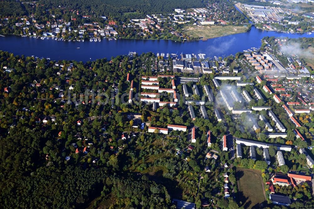 Luftbild Berlin Köpenick - Wohngebiet am Feldblumenweg - Grüne Trift am Stadtrand des Stadtteiles Köpenick in Berlin