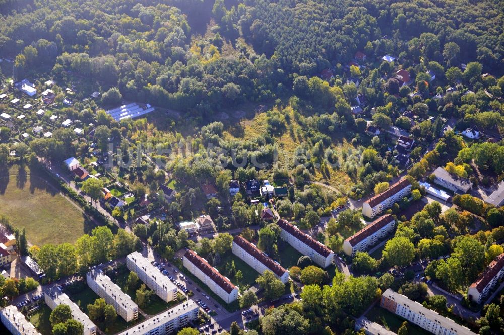 Berlin aus der Vogelperspektive: Wohngebiet am Feldblumenweg - Grüne Trift am Stadtrand des Stadtteiles Köpenick in Berlin