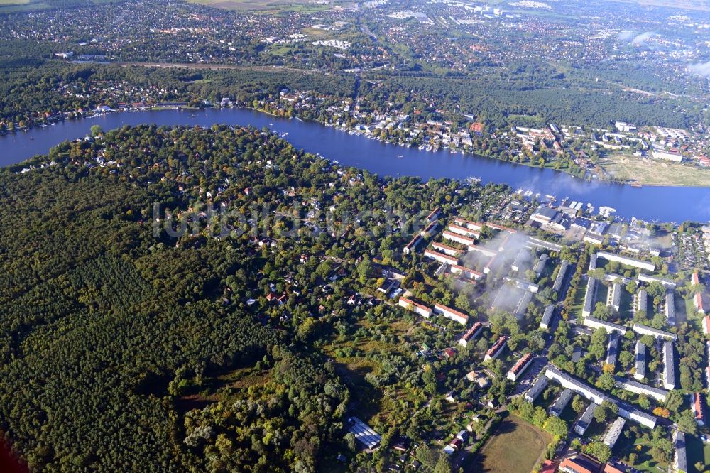 Berlin von oben - Wohngebiet am Feldblumenweg - Grüne Trift am Stadtrand des Stadtteiles Köpenick in Berlin