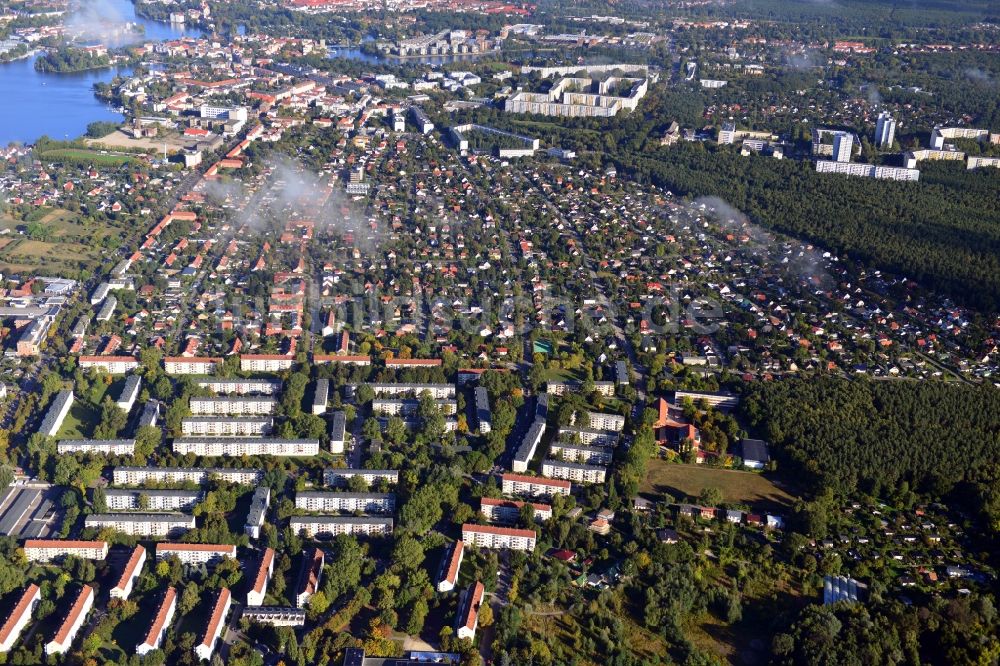 Berlin aus der Vogelperspektive: Wohngebiet am Feldblumenweg - Grüne Trift am Stadtrand des Stadtteiles Köpenick in Berlin