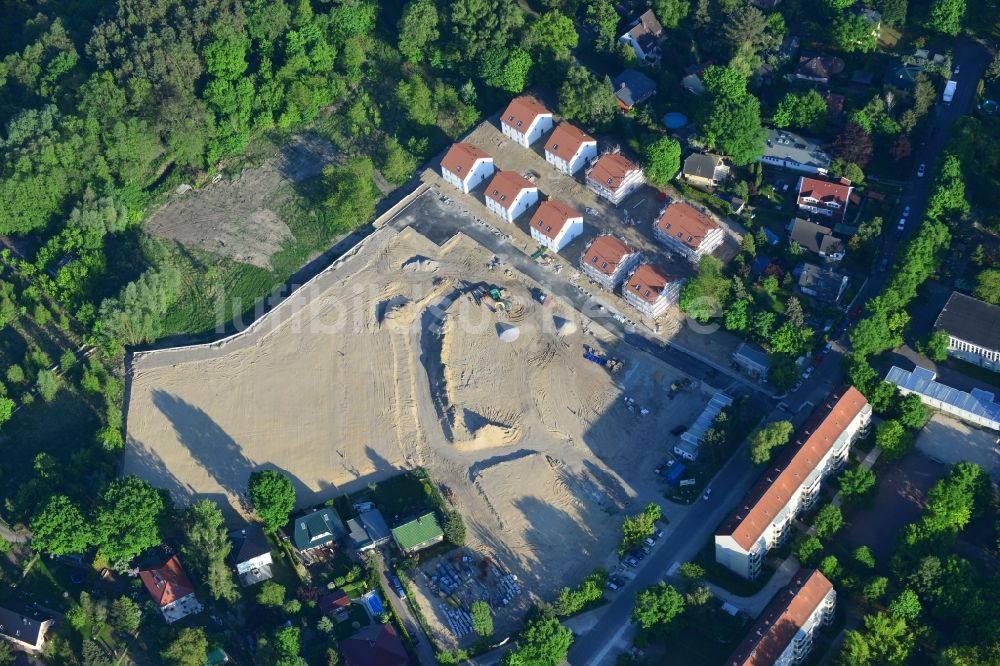 Berlin von oben - Wohngebiet am Feldblumenweg - Grüne Trift am Stadtrand des Stadtteiles Köpenick in Berlin