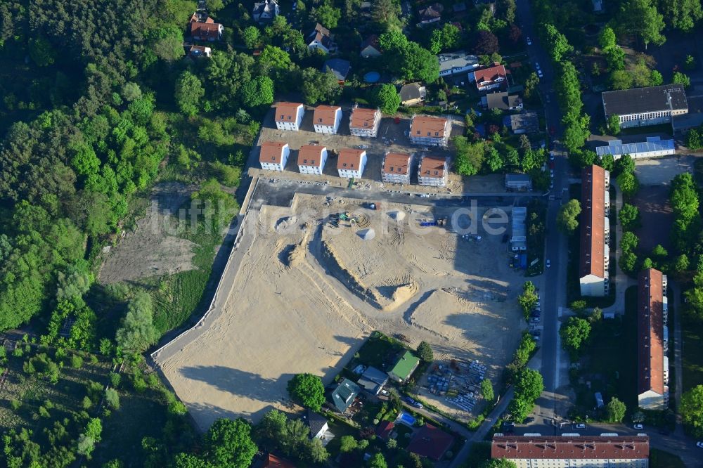 Berlin aus der Vogelperspektive: Wohngebiet am Feldblumenweg - Grüne Trift am Stadtrand des Stadtteiles Köpenick in Berlin