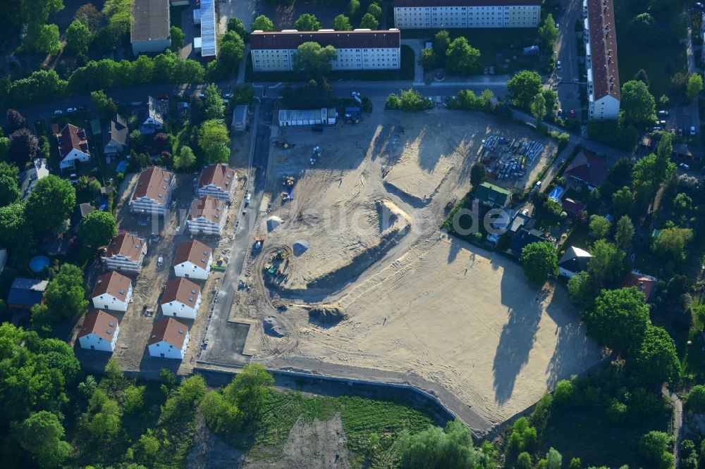 Berlin aus der Vogelperspektive: Wohngebiet am Feldblumenweg - Grüne Trift am Stadtrand des Stadtteiles Köpenick in Berlin