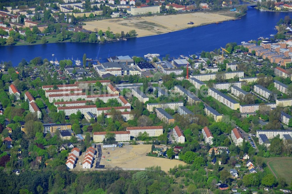 Luftaufnahme Berlin - Wohngebiet am Feldblumenweg - Grüne Trift am Stadtrand des Stadtteiles Köpenick in Berlin