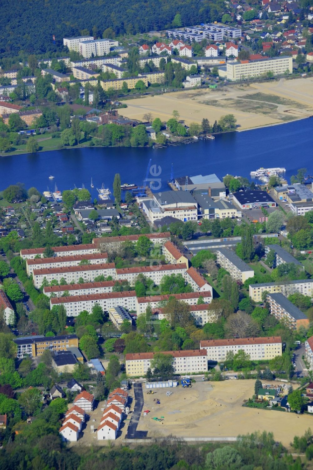 Berlin von oben - Wohngebiet am Feldblumenweg - Grüne Trift am Stadtrand des Stadtteiles Köpenick in Berlin