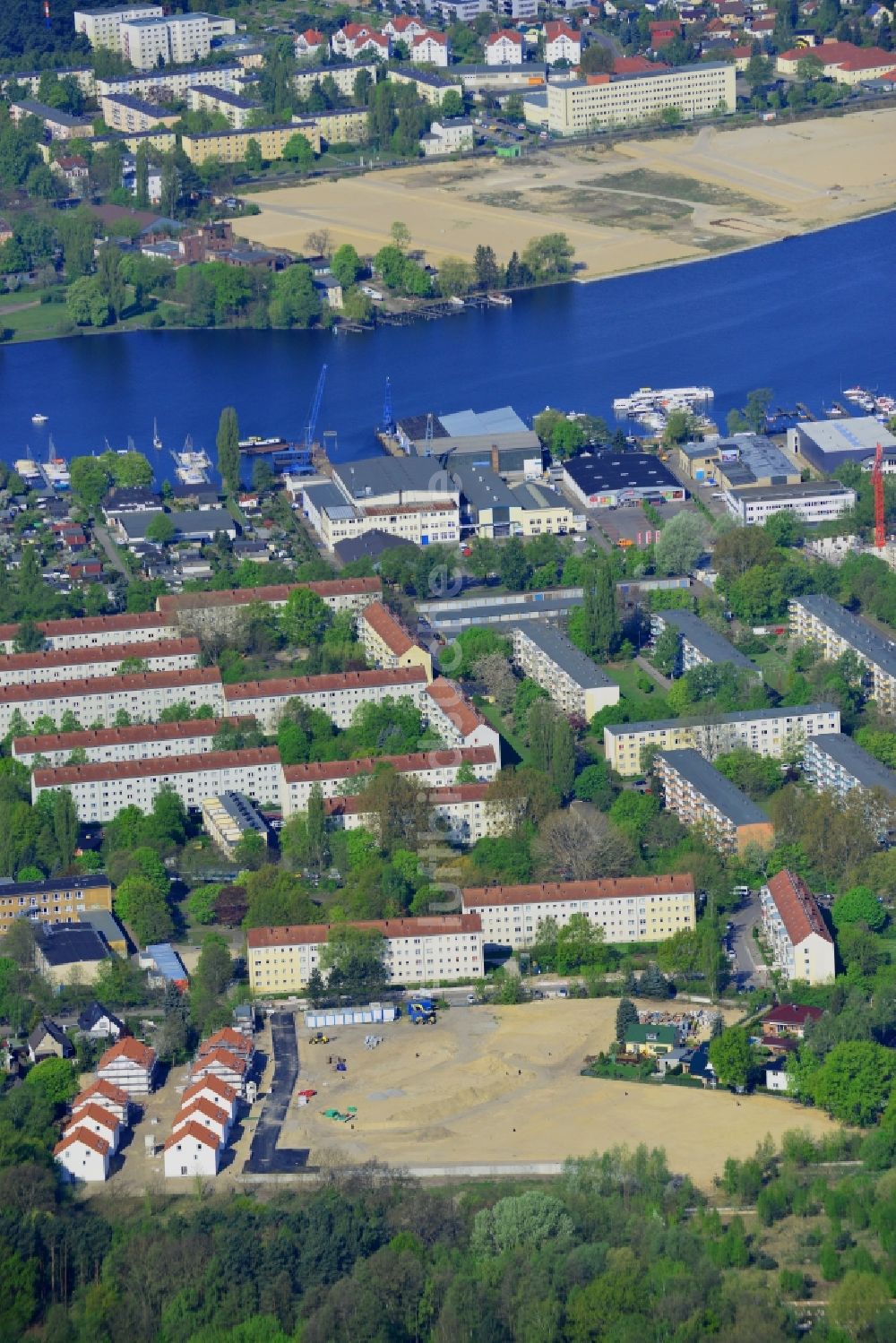 Berlin aus der Vogelperspektive: Wohngebiet am Feldblumenweg - Grüne Trift am Stadtrand des Stadtteiles Köpenick in Berlin