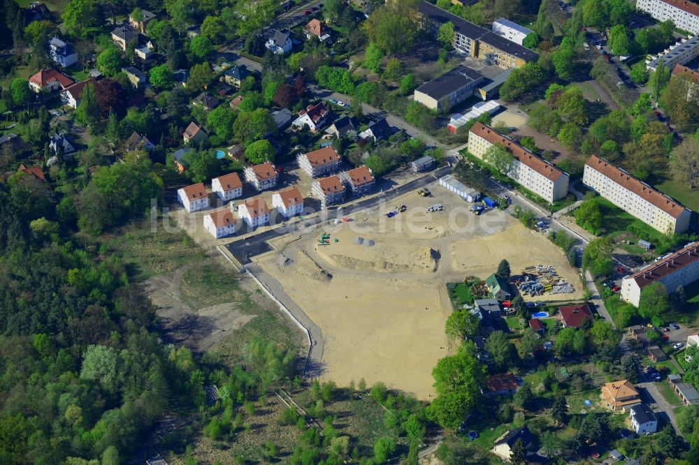 Berlin aus der Vogelperspektive: Wohngebiet am Feldblumenweg - Grüne Trift am Stadtrand des Stadtteiles Köpenick in Berlin