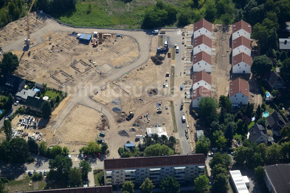 Berlin aus der Vogelperspektive: Wohngebiet am Feldblumenweg - Grüne Trift am Stadtrand des Stadtteiles Köpenick in Berlin