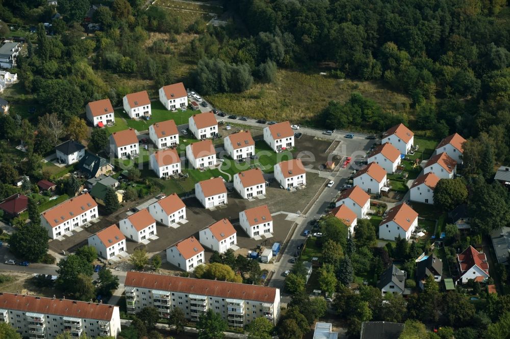 Luftbild Berlin - Wohngebiet am Feldblumenweg - Grüne Trift am Stadtrand des Stadtteiles Köpenick in Berlin