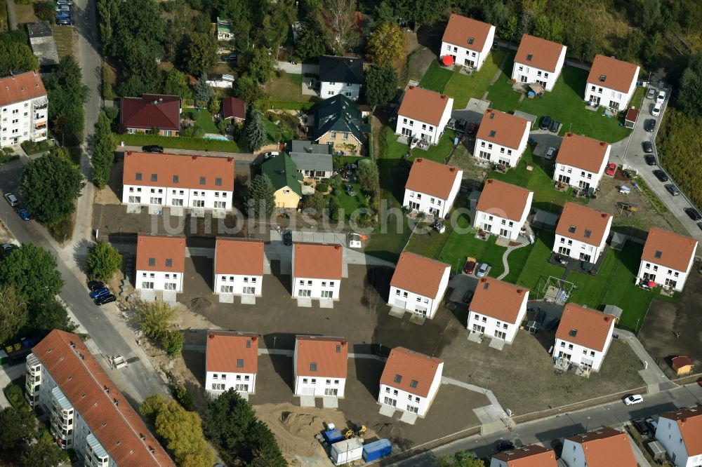 Berlin von oben - Wohngebiet am Feldblumenweg - Grüne Trift am Stadtrand des Stadtteiles Köpenick in Berlin