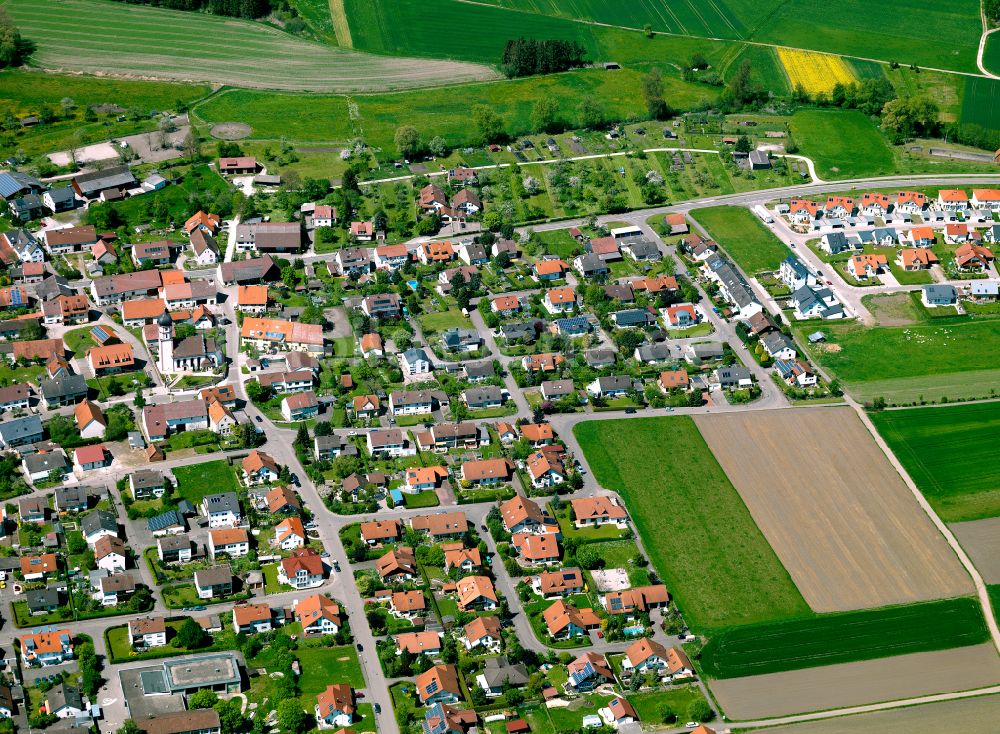 Erbach von oben - Wohngebiet am Feldrand in Erbach im Bundesland Baden-Württemberg, Deutschland