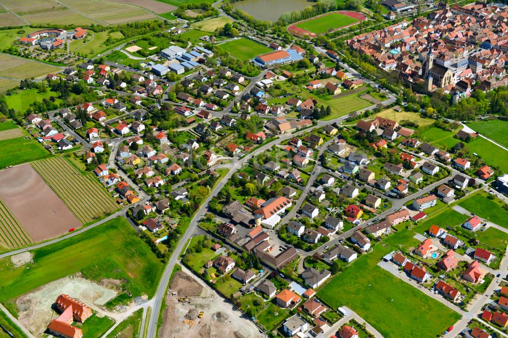 Hellmitzheim von oben - Wohngebiet am Feldrand in Hellmitzheim im Bundesland Bayern, Deutschland