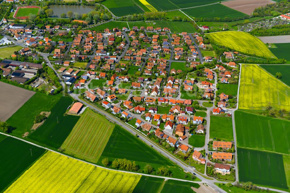 Hellmitzheim aus der Vogelperspektive: Wohngebiet am Feldrand in Hellmitzheim im Bundesland Bayern, Deutschland