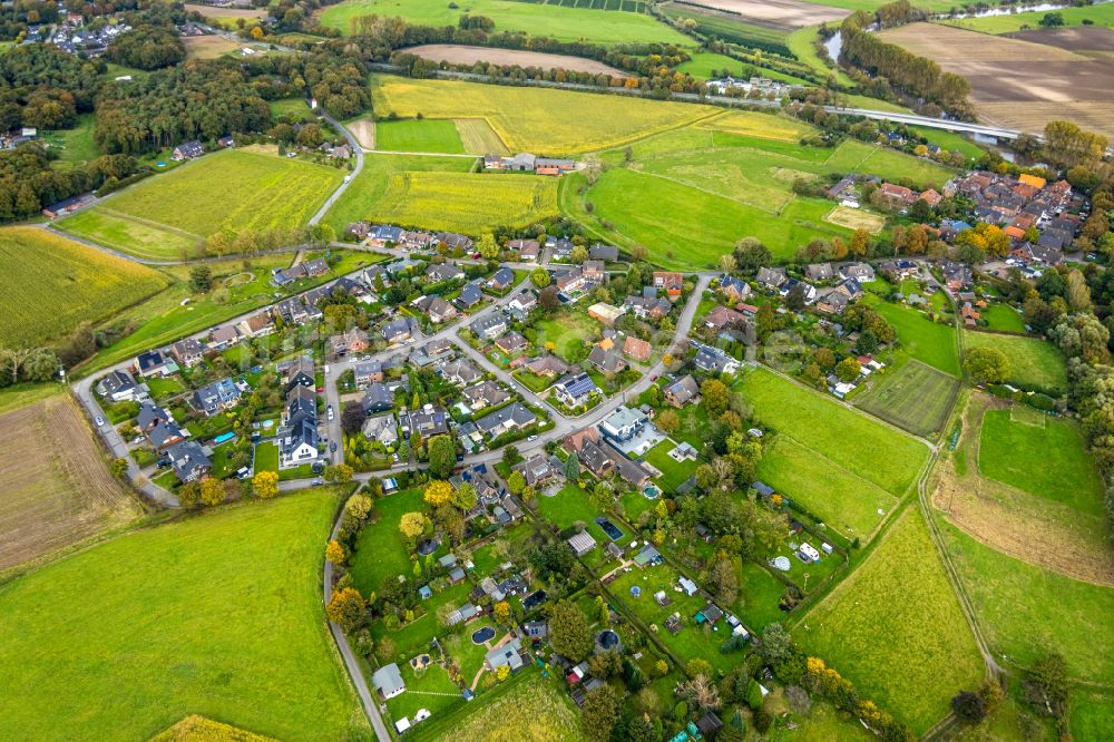 Krudenburg von oben - Wohngebiet am Feldrand in Krudenburg im Bundesland Nordrhein-Westfalen, Deutschland