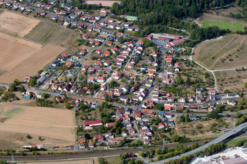 Luftaufnahme Neuendorf - Wohngebiet am Feldrand in Neuendorf im Bundesland Bayern, Deutschland