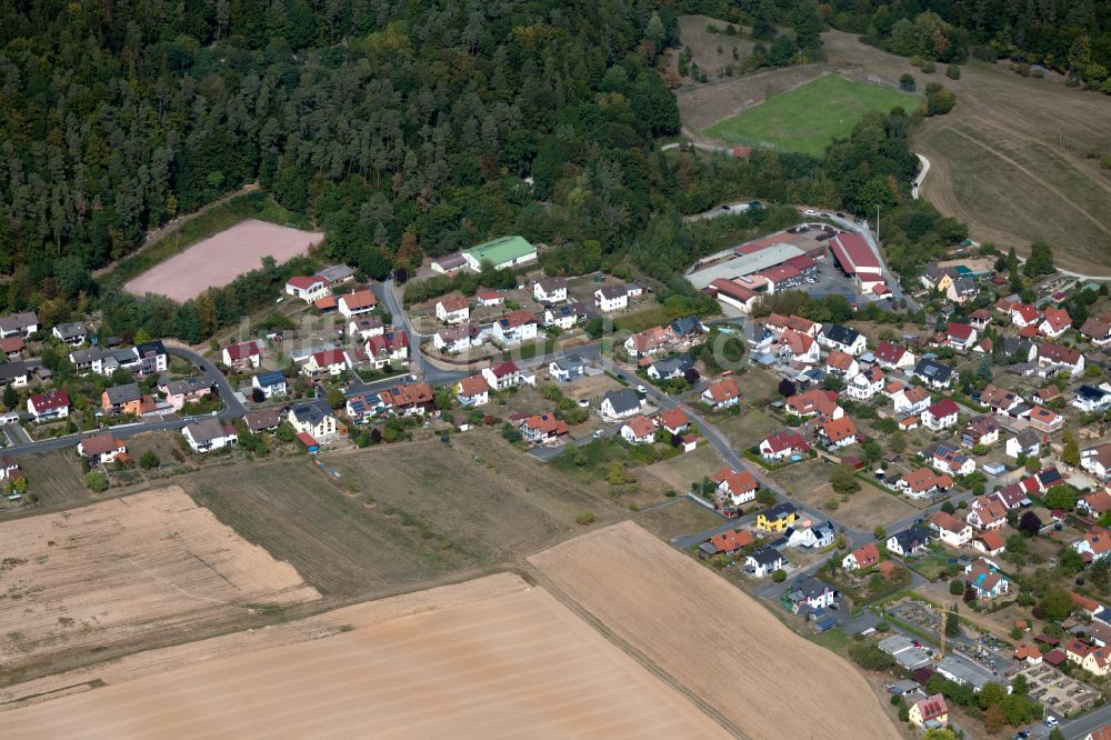 Neuendorf aus der Vogelperspektive: Wohngebiet am Feldrand in Neuendorf im Bundesland Bayern, Deutschland