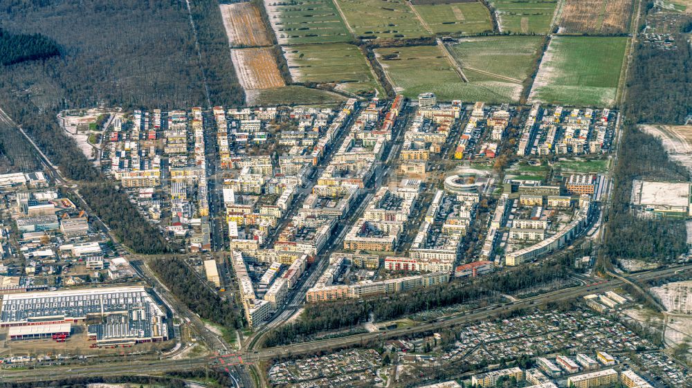 Luftaufnahme Freiburg im Breisgau - Wohngebiet am Feldrand Stadtquartier Rieselfeld in Freiburg im Breisgau im Bundesland Baden-Württemberg, Deutschland