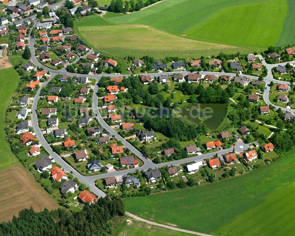 Luftaufnahme Straas - Wohngebiet am Feldrand in Straas im Bundesland Bayern, Deutschland