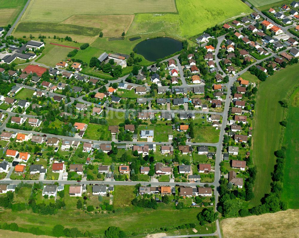 Tauperlitz aus der Vogelperspektive: Wohngebiet am Feldrand in Tauperlitz im Bundesland Bayern, Deutschland