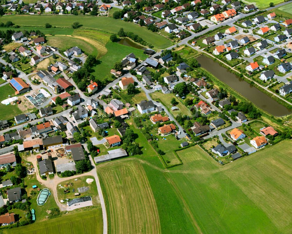 Tauperlitz von oben - Wohngebiet am Feldrand in Tauperlitz im Bundesland Bayern, Deutschland