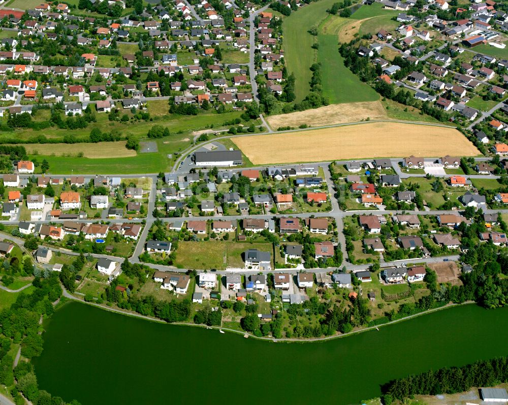 Tauperlitz aus der Vogelperspektive: Wohngebiet am Feldrand in Tauperlitz im Bundesland Bayern, Deutschland