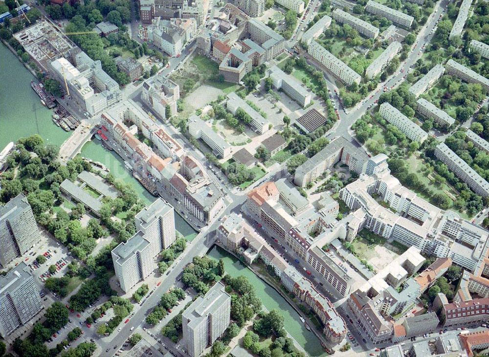 Luftaufnahme Berlin - Wohngebiet an der Fischerinsel in Berlin - Mitte.