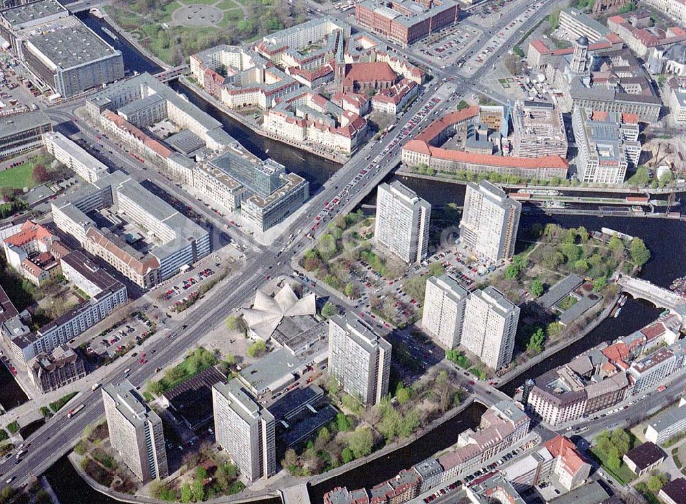 Luftaufnahme Berlin - Friedrichshain - Wohngebiet an der Fischerinsel in Berlin - Mitte