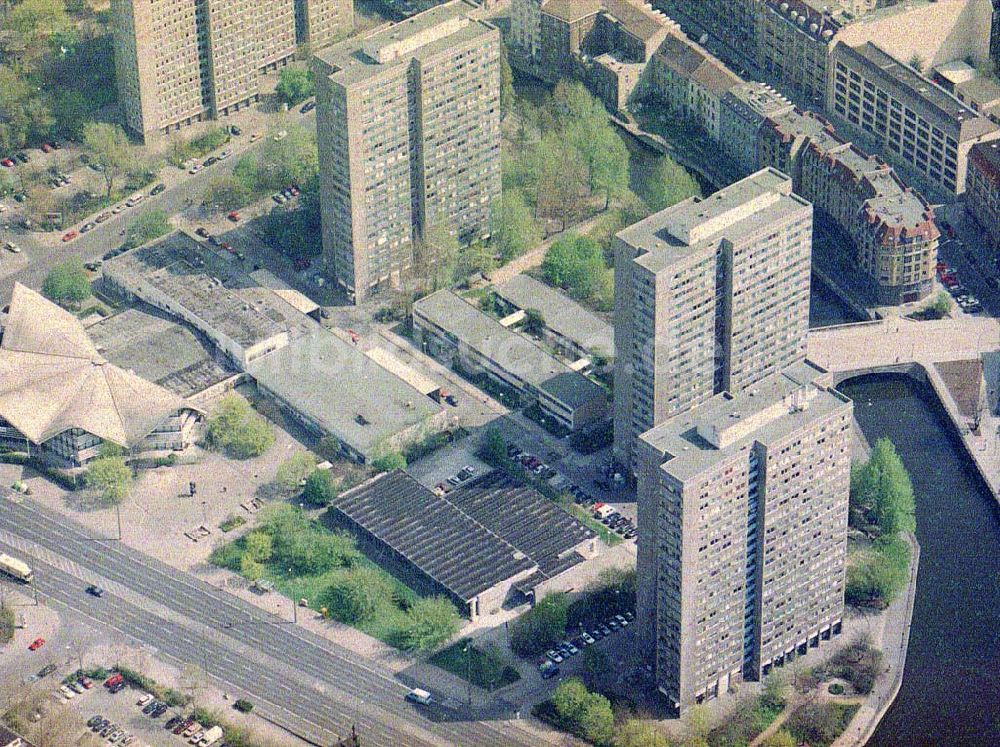 Luftbild Berlin - Wohngebiet auf der Fischerinsel in Berlin - Mitte.