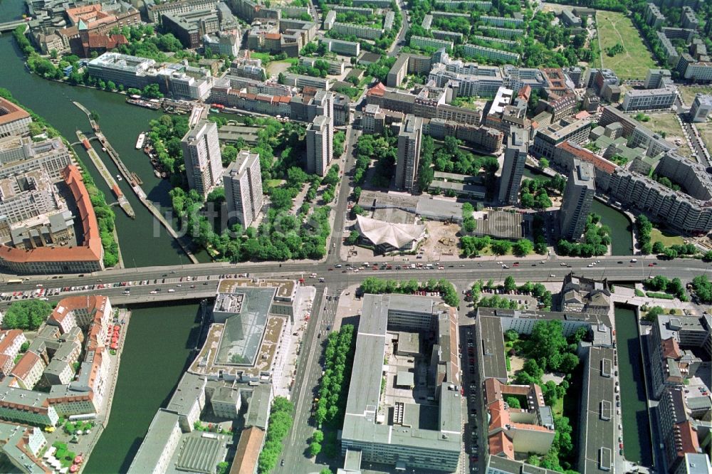 Luftbild Berlin - Wohngebiet an der Fischerinsel in Berlin - Mitte