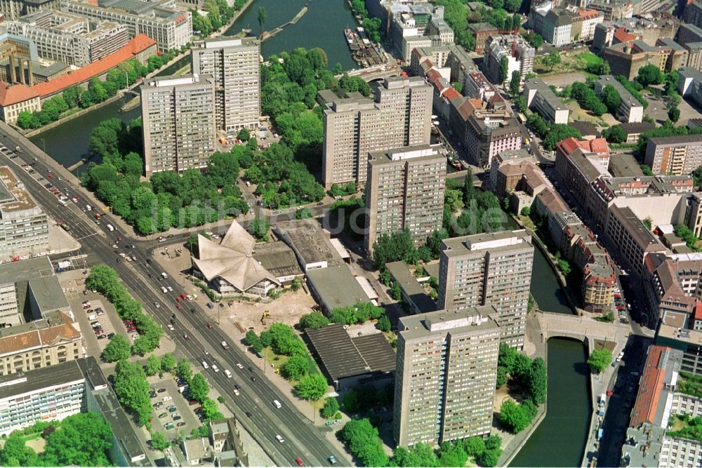 Berlin von oben - Wohngebiet an der Fischerinsel in Berlin - Mitte