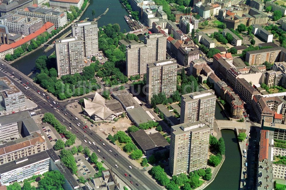 Berlin aus der Vogelperspektive: Wohngebiet an der Fischerinsel in Berlin - Mitte