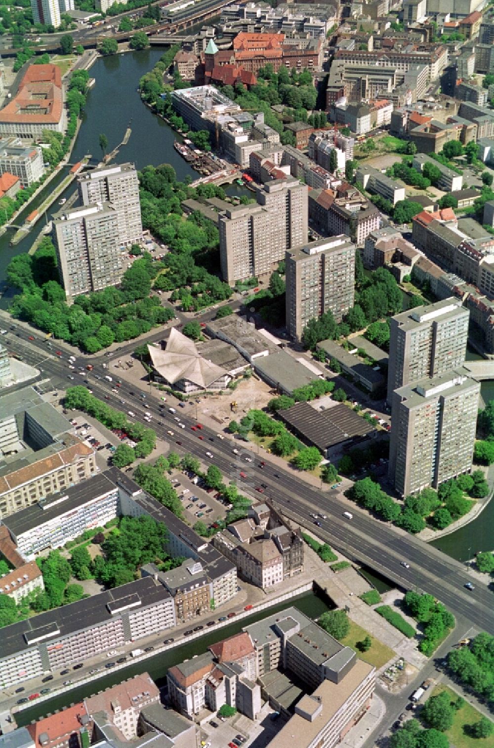 Luftbild Berlin - Wohngebiet an der Fischerinsel in Berlin - Mitte