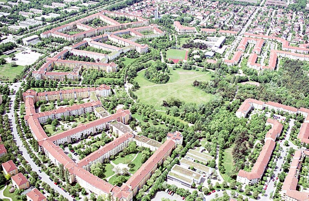 München/ Bayern von oben - Wohngebiet an der Frottmaninger Heide am Carl-Orff-Bogen. Ort: München/ Bayern Datum: 24.05.2003